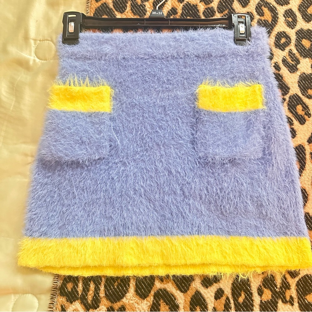 Mini skirt 💛